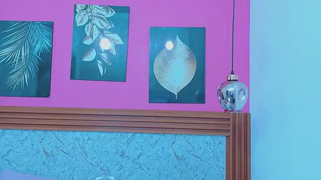 littlee emilyy  online show from April 4, 12:46 pm