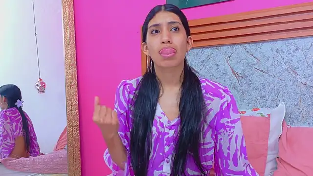 Snapshot of littlee_emilyy_ chatting on April 29, 5:30 pm littlee emilyy online show from April 29, 5:30 pm