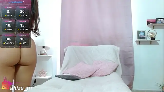 Snapshot of aliicee_m chatting on February 15, 1:41 pm aliicee m online show from February 15, 1:41 pm