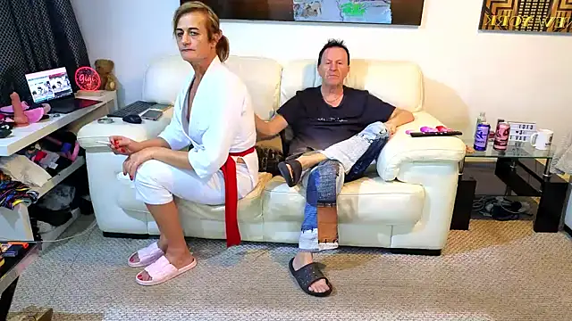 Snapshot of gigianddave chatting on December 18, 10:24 pm gigianddave online show from December 18, 10:24 pm