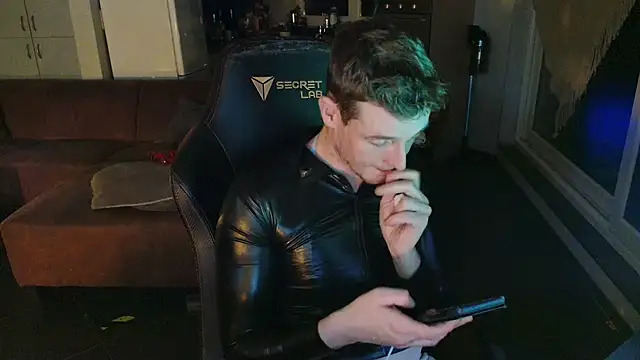 Snapshot of Str8boyy chatting on December 16, 12:26 am Str8boyy online show from December 16, 12:26 am