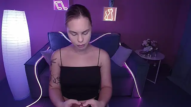 Snapshot of RikaRaily chatting on December 14, 5:40 am RikaRaily online show from December 14, 5:40 am