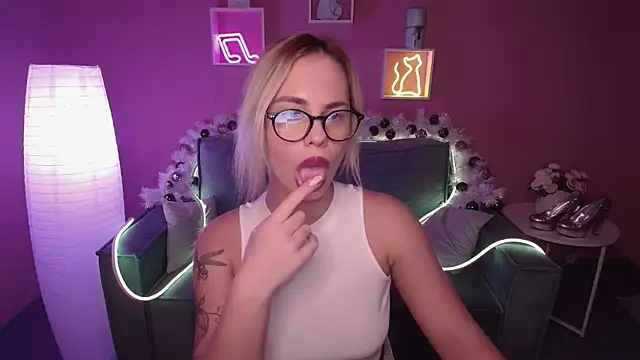 Snapshot of RikaRaily chatting on December 19, 9:51 am RikaRaily online show from December 19, 9:51 am