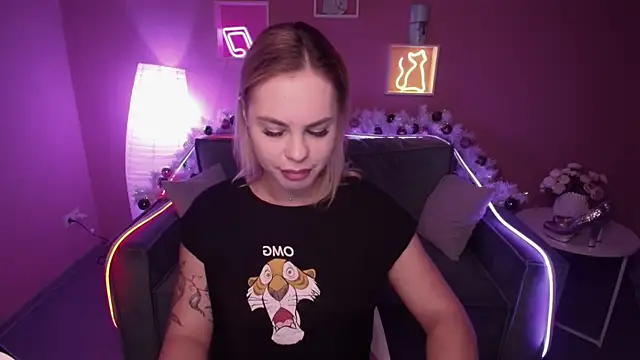 Snapshot of RikaRaily chatting on January 7, 5:22 am RikaRaily online show from January 7, 5:22 am