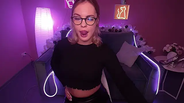 Snapshot of RikaRaily chatting on January 17, 8:02 am RikaRaily online show from January 17, 8:02 am