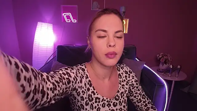 Snapshot of RikaRaily chatting on January 28, 5:43 am RikaRaily online show from January 28, 5:43 am