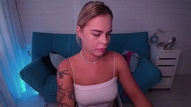 Snapshot of RikaRaily chatting on September 10, 5:40 am RikaRaily online show from September 10, 5:40 am