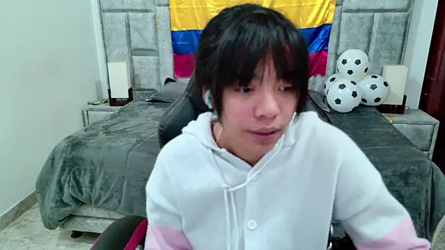 Snapshot of laureentt_ chatting on June 22, 3:36 am laureentt online show from June 22, 3:36 am