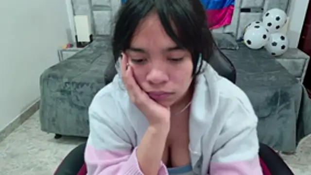 Snapshot of laureentt_ chatting on June 27, 3:22 am laureentt online show from June 27, 3:22 am