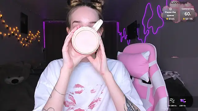 Snapshot of MoonDust chatting on March 19, 6:01 pm MoonDust online show from March 19, 6:01 pm