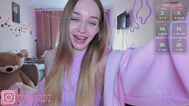 Snapshot of MoonDust chatting on April 5, 11:51 am MoonDust online show from April 5, 11:51 am