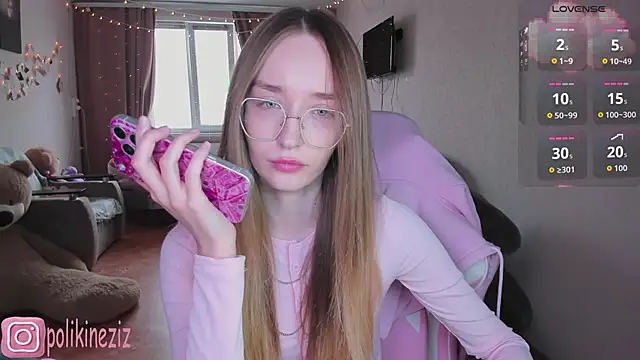 Snapshot of MoonDust chatting on April 27, 1:53 pm MoonDust online show from April 27, 1:53 pm
