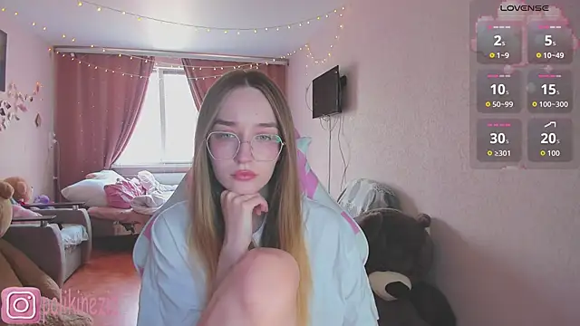 Snapshot of MoonDust chatting on May 1, 11:37 am MoonDust online show from May 1, 11:37 am