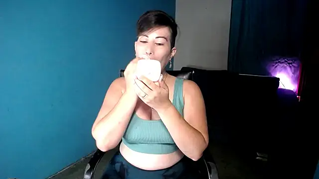 Snapshot of Sunny_rayz_ chatting on June 29, 10:37 am Sunny rayz online show from June 29, 10:37 am