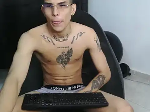 Snapshot of hot_king20 chatting on February 23, 3:45 am hot king20 online show from February 23, 3:45 am