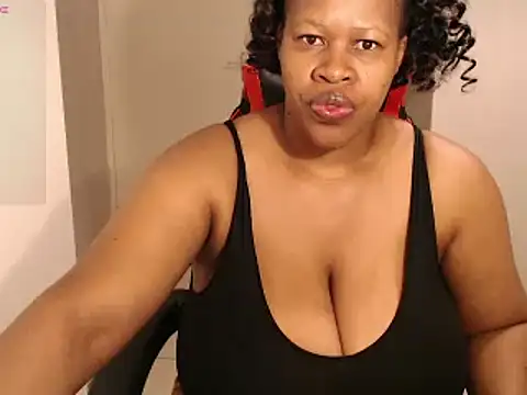 bustylisa1983 online show from February 20, 5:23 am