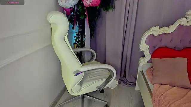 Snapshot of Lily_Marlin chatting on June 7, 3:54 am Lily Marlin online show from June 7, 3:54 am