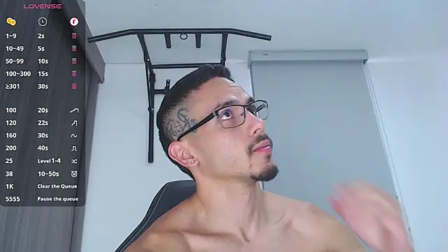 Snapshot of russthiago chatting on December 18, 3:44 pm russthiago online show from December 18, 3:44 pm