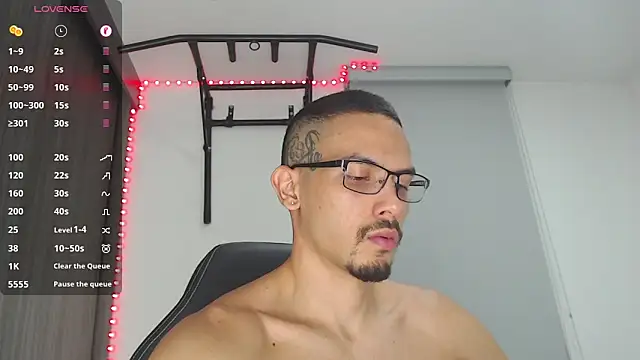 Snapshot of russthiago chatting on December 22, 12:07 am russthiago online show from December 22, 12:07 am