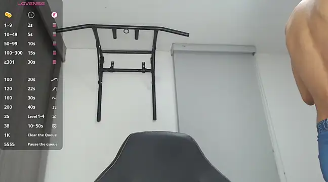 Snapshot of russthiago chatting on January 17, 1:15 am russthiago online show from January 17, 1:15 am