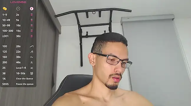 Snapshot of russthiago chatting on January 28, 12:47 am russthiago online show from January 28, 12:47 am