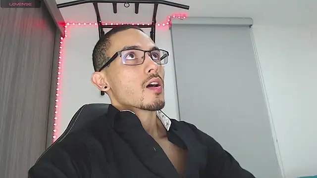 Snapshot of russthiago chatting on March 6, 1:35 pm russthiago online show from March 6, 1:35 pm