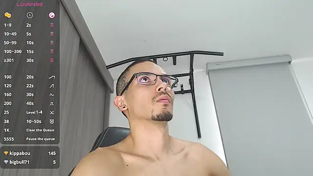 Snapshot of russthiago chatting on March 14, 6:29 pm russthiago online show from March 14, 6:29 pm