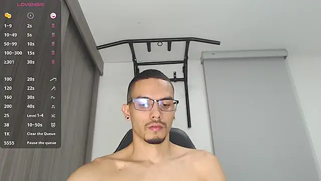 Snapshot of russthiago chatting on March 22, 10:48 pm russthiago online show from March 22, 10:48 pm