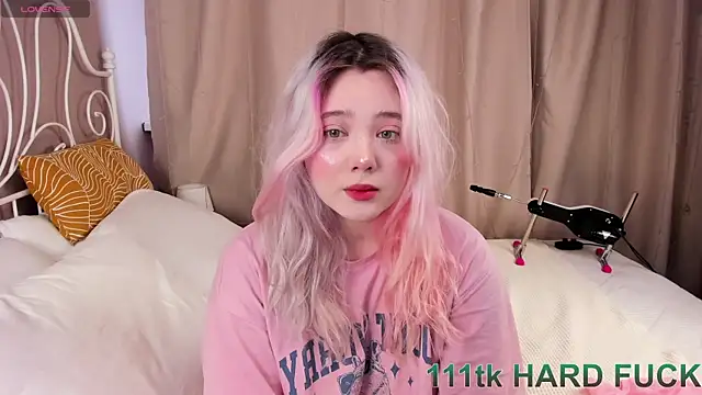 Snapshot of __KawaiiYuki__ chatting on January 19, 8:39 am   KawaiiYuki   online show from January 19, 8:39 am