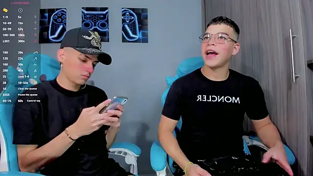 Snapshot of jake_and_joaquin chatting on October 9, 10:19 pm jake and joaquin online show from October 9, 10:19 pm