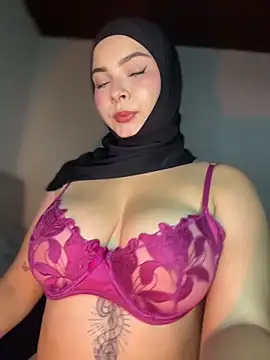 Snapshot of aneesa_darzi chatting on May 15, 9:00 pm aneesa darzi online show from May 15, 9:00 pm