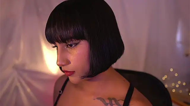 Snapshot of JulietaWinona chatting on January 19, 9:34 pm JulietaWinona online show from January 19, 9:34 pm