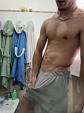 Snapshot of giovanni5281 chatting on May 15, 6:42 am giovanni5281 online show from May 15, 6:42 am