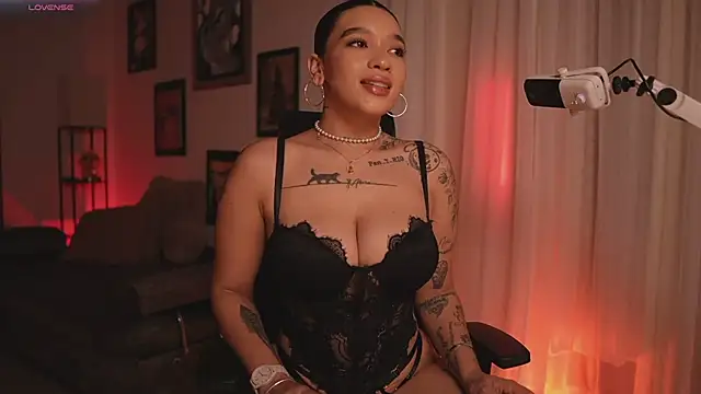 HannahW  online show from April 2, 9:45 pm