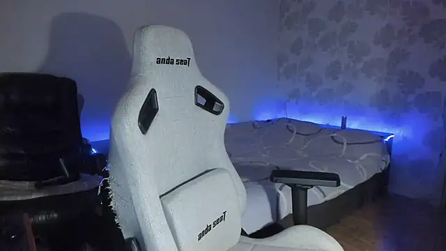 Snapshot of Knuckles17 chatting on May 26, 9:55 pm Knuckles17 online show from May 26, 9:55 pm