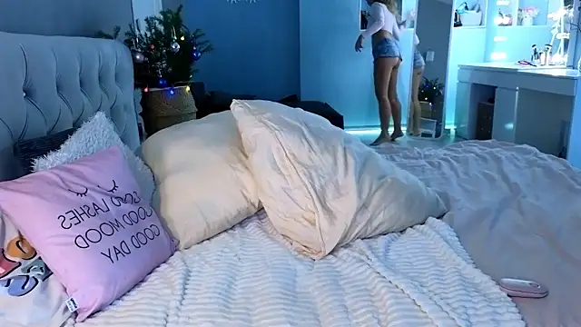 Snapshot of MissSiona chatting on December 18, 6:10 am MissSiona online show from December 18, 6:10 am