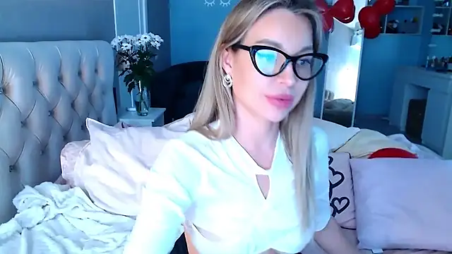 Snapshot of MissSiona chatting on February 17, 6:53 am MissSiona online show from February 17, 6:53 am