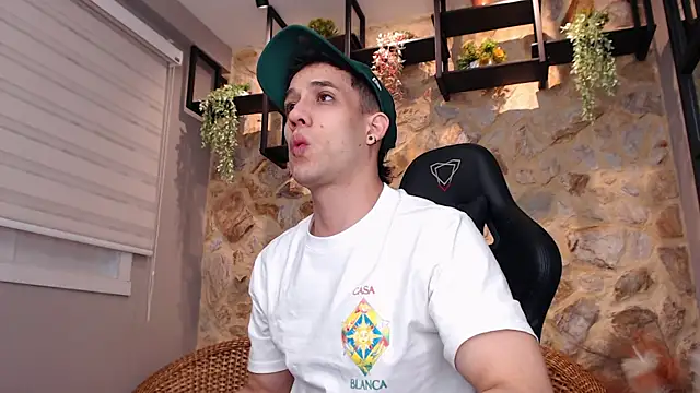 Snapshot of alexgiraldo_ chatting on January 19, 11:12 am alexgiraldo online show from January 19, 11:12 am