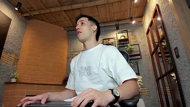 Snapshot of alexgiraldo_ chatting on January 20, 11:24 am alexgiraldo online show from January 20, 11:24 am