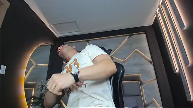 Snapshot of alexgiraldo_ chatting on February 1, 2:34 pm alexgiraldo online show from February 1, 2:34 pm