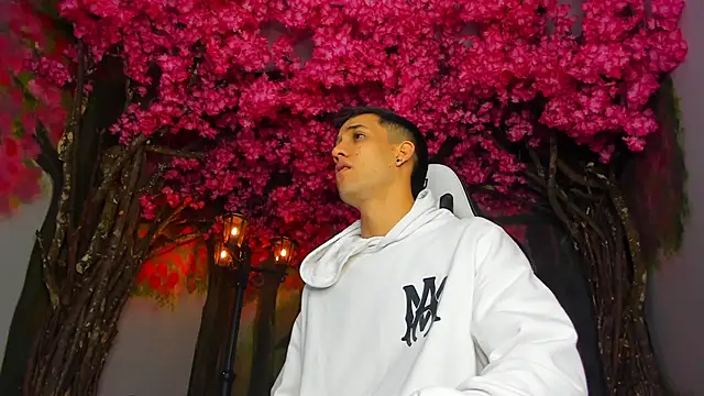 Snapshot of alexgiraldo_ chatting on February 11, 2:24 pm alexgiraldo online show from February 11, 2:24 pm