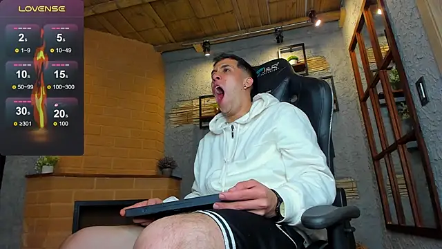 Snapshot of alexgiraldo_ chatting on February 18, 2:38 pm alexgiraldo online show from February 18, 2:38 pm