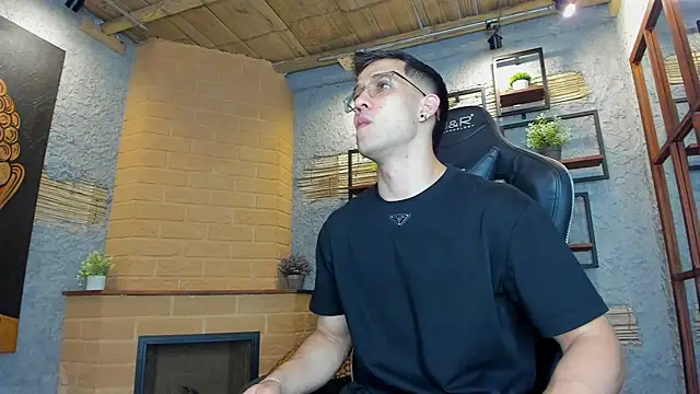 Snapshot of alexgiraldo_ chatting on February 19, 11:17 am alexgiraldo online show from February 19, 11:17 am