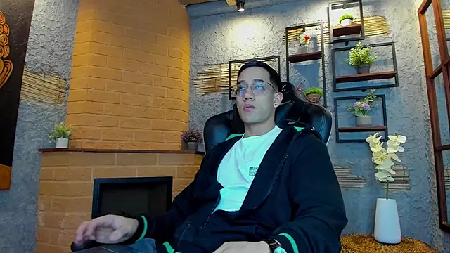 Snapshot of alexgiraldo_ chatting on February 22, 11:13 am alexgiraldo online show from February 22, 11:13 am