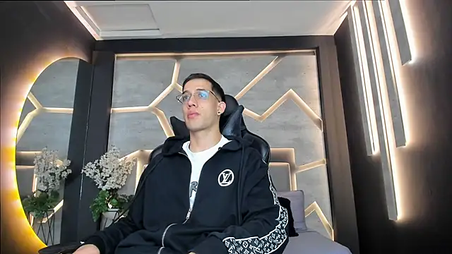 Snapshot of alexgiraldo_ chatting on February 28, 11:14 am alexgiraldo online show from February 28, 11:14 am