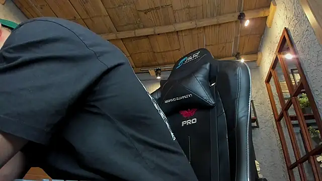 Snapshot of alexgiraldo_ chatting on March 10, 2:59 pm alexgiraldo online show from March 10, 2:59 pm