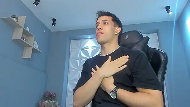 Snapshot of alexgiraldo_ chatting on March 13, 2:33 pm alexgiraldo online show from March 13, 2:33 pm