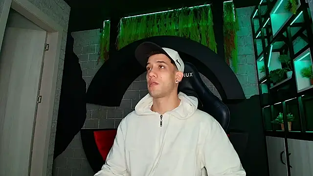 Snapshot of alexgiraldo_ chatting on March 18, 11:19 am alexgiraldo online show from March 18, 11:19 am