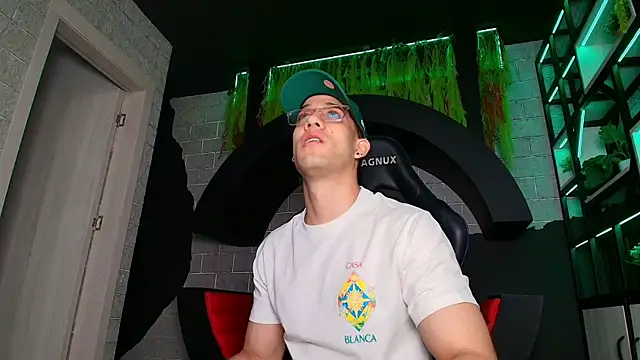 Snapshot of alexgiraldo_ chatting on March 22, 11:21 am alexgiraldo online show from March 22, 11:21 am