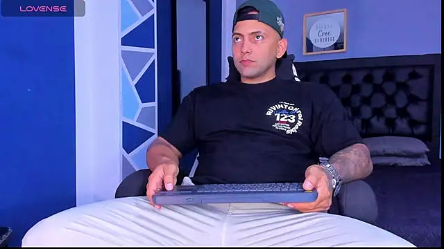 Snapshot of alex_oficial chatting on April 27, 4:54 am alex oficial online show from April 27, 4:54 am